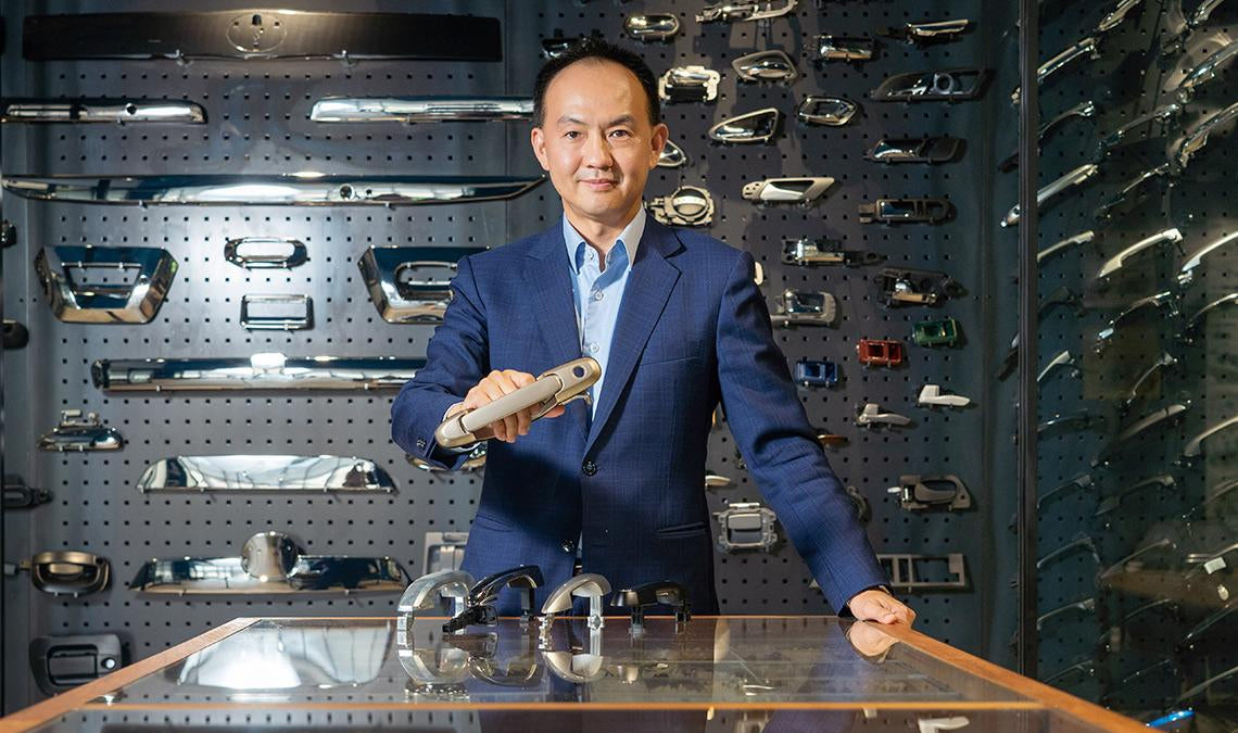 Once Selling Plastic Car Door Handles with a 3-Month Lifespan, Feeling Increasingly Uneasy... He Spent 5 Years Developing 'Unbreakable Handles,' Selling 10 Million Units Annually and Dominating 70% of the North American Market.